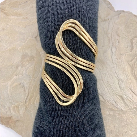 Stunning Gold Tone Cuff Bracelet with Modern Waves and a Spring Hinge. - Picture 6 of 10